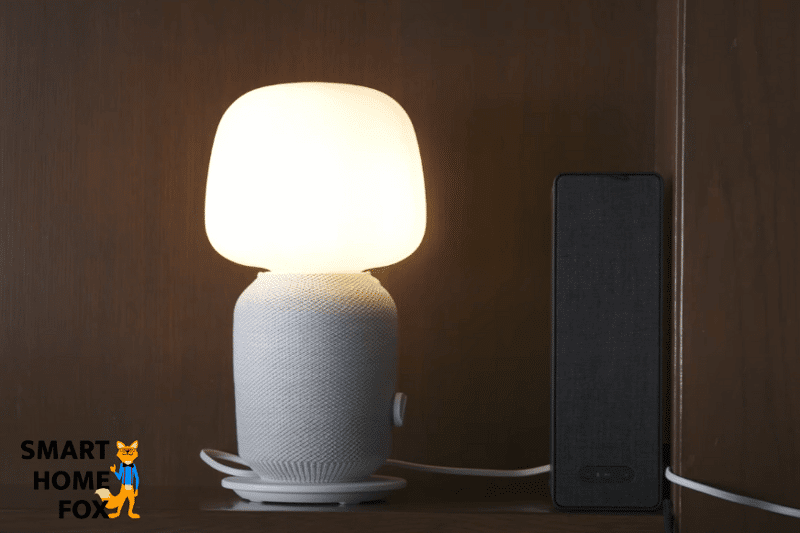 Man sieht den Symfonisk Lautsprecher in einem Bücherregal stehen.